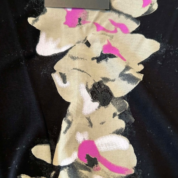 SHORT SLEEVE TOP, BLACK WITH WHITE/BEIGE/PINK, SIZE 4X, FLORAL PRINT, SCOOP NECK - Picture 9 of 11